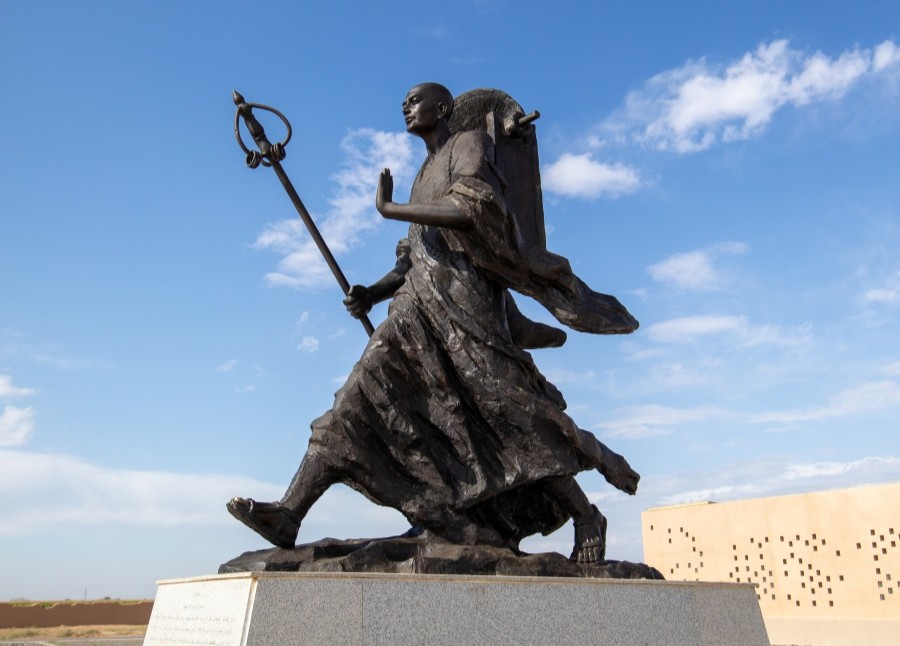 Металлическая статуя Сюаньзана в руинах Гаочана, Турфан